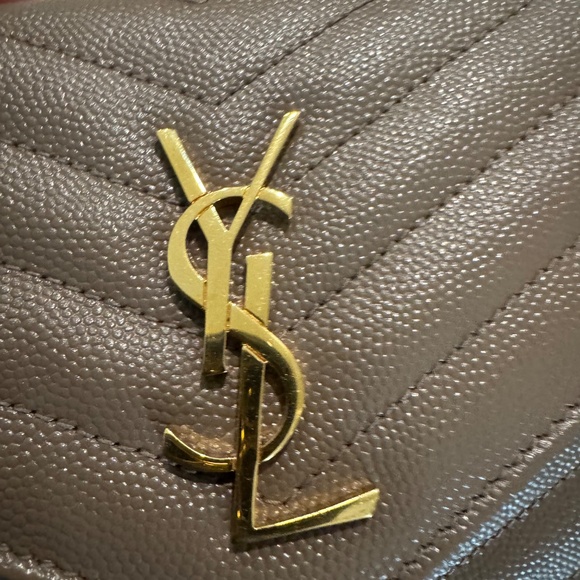 Yves Saint Laurent CASSANDRE ENVELOPE CHAIN WALLET IN GRAIN DE POUDRE LEATHER - Picture 9 of 13